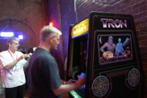 playing tron game comic-con 2009